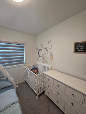 Iron/ironing board, Internet, bed sheets - Diamond Lux | Brand New 3BR + Bonus Room | Sleeps 8+ | 10mins from Stampede park (Calgary)