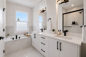 Shower, hair dryer, bidet, towels - Diamond Lux | Brand New 3BR + Bonus Room | Sleeps 8+ | 10mins from Stampede park (Calgary)