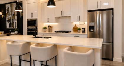 Diamond Lux | Brand New 3BR + Bonus Room | Sleeps 8+ | 10mins from Stampede park