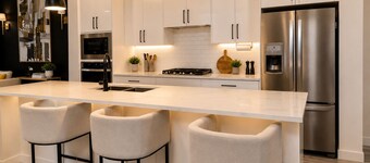 Diamond Lux | Brand New 3BR + Bonus Room | Sleeps 8+ | 10mins from Stampede park