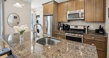 Gorgeously renovated, 2-condo property in the West End - walk everywhere