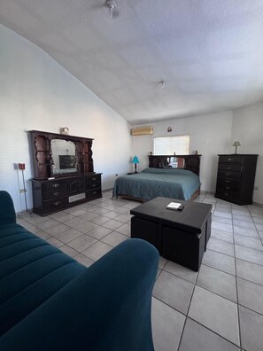 Tabla de planchar con plancha, wifi y ropa de cama 