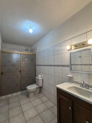 Bañera de hidromasaje, secador de pelo, bidet, toallas