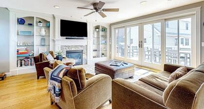 Upscale home with beautiful ocean views - across the street from the beach