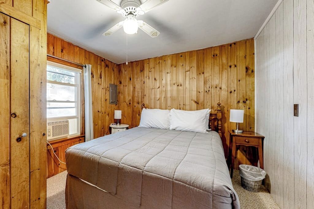 Desk, iron/ironing board, free WiFi, bed sheets