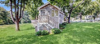 Cute cottage 1 mile from Drakes Island Beach with antique interior