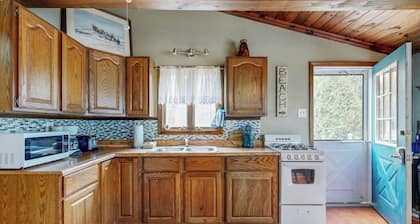 Cozy Cottage with Private Deck - Walk to Short Sands Beach