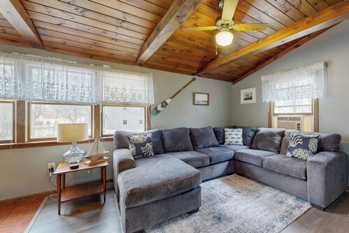Cozy Cottage with Private Deck - Walk to Short Sands Beach