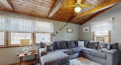 Cozy Cottage with Private Deck - Walk to Short Sands Beach