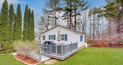 Cozy Cottage with Private Deck - Walk to Short Sands Beach