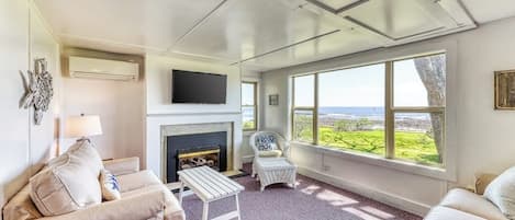 TV, fireplace