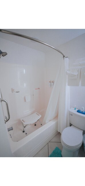 Haartrockner, Handtücher, Seife, Toilettenpapier