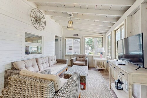 Charming York cottage close to beach with firepit & sunroom - dogs welcome