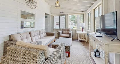 Charming York cottage close to beach with firepit & sunroom - dogs welcome
