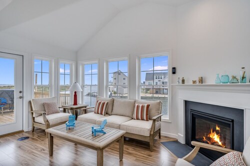 Luxury Waterfront Escape, Private Dock, Bay Views & Near Chincoteague Sleeps 10