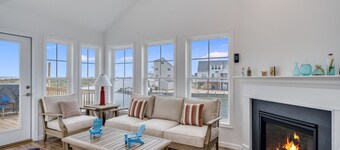Luxury Waterfront Escape, Private Dock, Bay Views & Near Chincoteague Sleeps 10