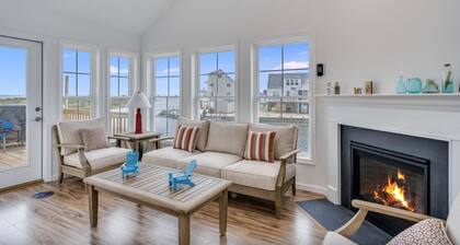 Luxury Waterfront Escape, Private Dock, Bay Views & Near Chincoteague Sleeps 10