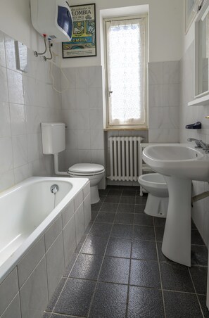 Haartrockner, Handtücher, Seife, Toilettenpapier