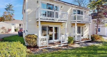 Cozy Beach Condo: Easy Walk to the Best Part of the Beach & Top Restaurants