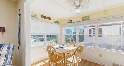 Cottage with deck & sunroom - steps to Long Sands Beach