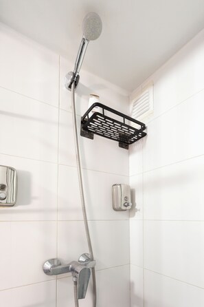 Haartrockner, Handtücher, Seife, Toilettenpapier