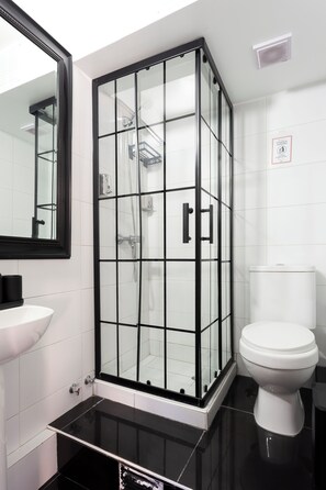 Hårtørrer, håndklæder, Sæbe, Toiletpapir