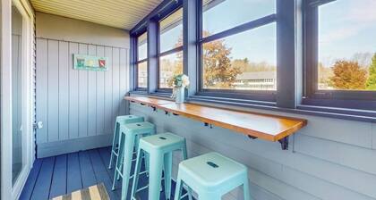 Updated condo 1 mile to beach w/pool, hot tub, tennis & access to EV chargers!