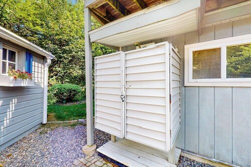 Charming home with ocean view, firepit, deck, golf nearby, & W/D