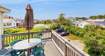 Sunlit & charming coastal retreat with deck & fast WiFi - near golf