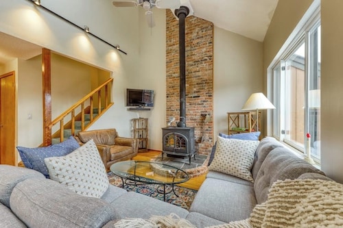 Beautiful townhome w/ mountain views from the deck, near skiing
