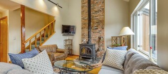 Beautiful townhome w/ mountain views from the deck, near skiing