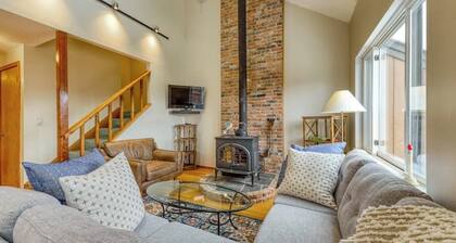Beautiful townhome w/ mountain views from the deck, near skiing