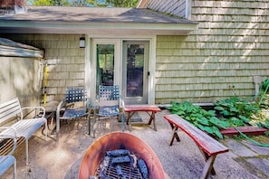 A backyard with a grill, outdoor furniture, and a garden bed. - Cozy townhome with gas grill, jetted tub & gas fireplace - 1 mile to Story Land (Bartlett)