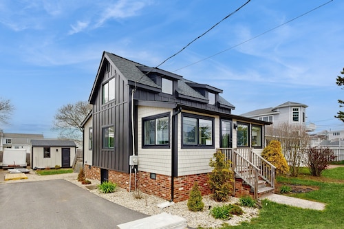 Cozy Wells Beach Cottage | Walk to Moody Beach | Firepit | Coastal Maine Retreat