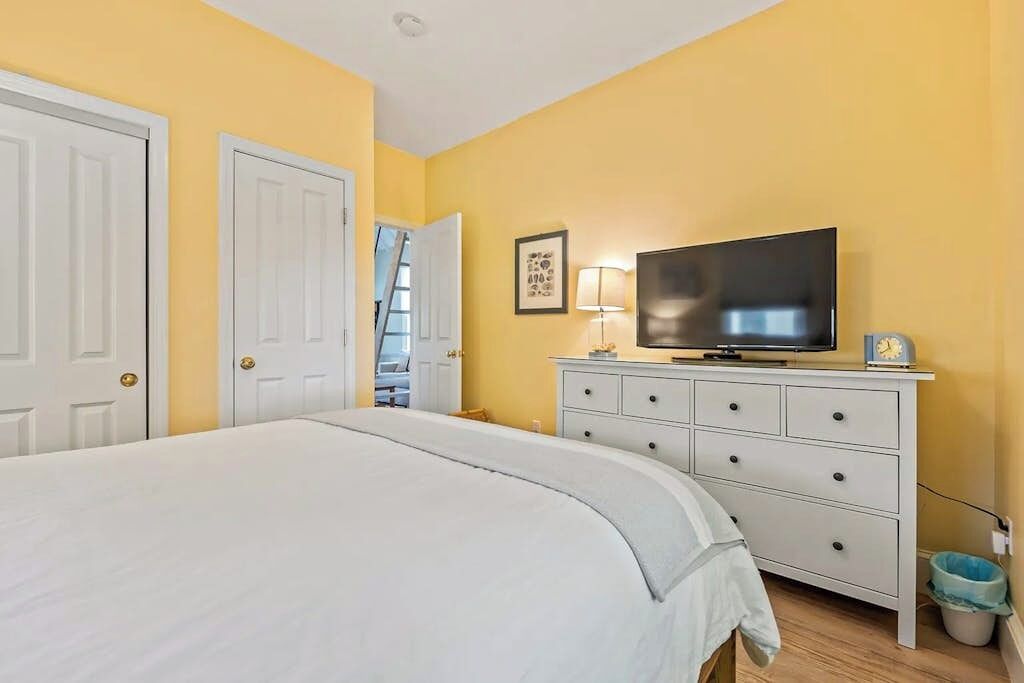 Iron/ironing board, free WiFi, bed sheets