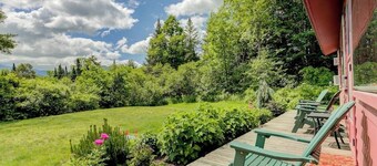 Mountain-view home with wood stove, close to town & slopes - dogs welcome