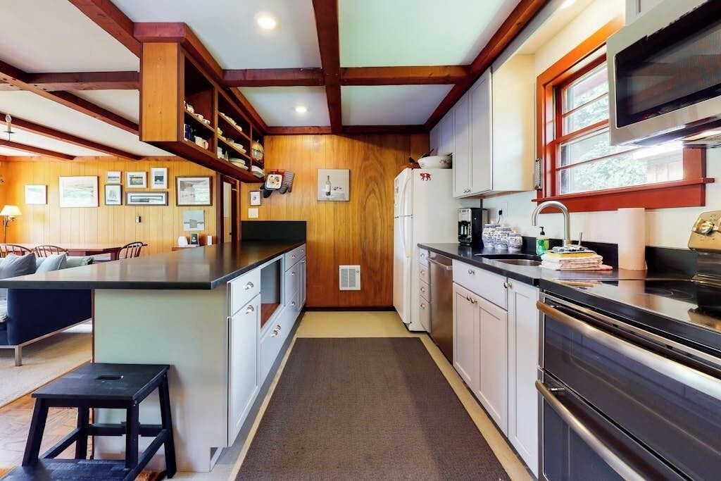 Coffee/tea maker, fridge, microwave, oven