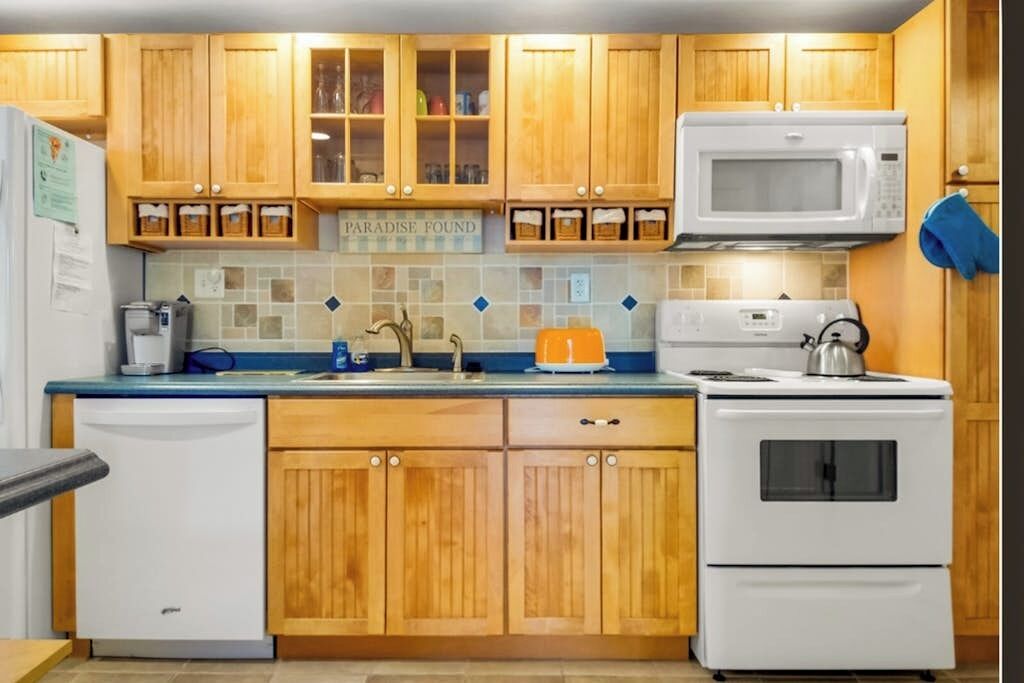 Coffee/tea maker, fridge, microwave, oven