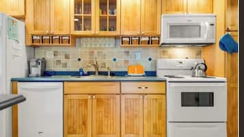 Coffee/tea maker, fridge, microwave, oven