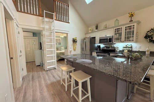 Charming cottage w/ sunroom, resort amenities, heated pool, hot tub, & game room