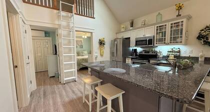 Charming cottage w/ sunroom, resort amenities, heated pool, hot tub, & game room