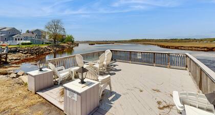 Charming studio condo w/ modern amenities, steps from several beautiful beaches