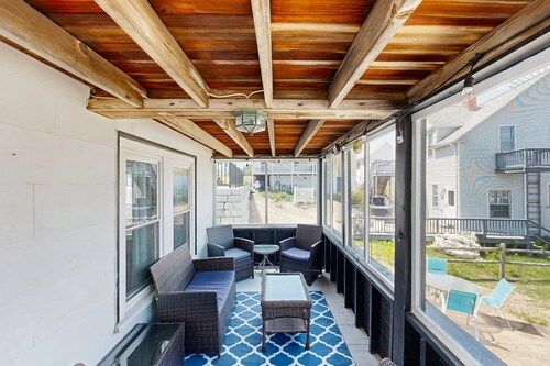 Quaint Cottage with Lobster Pot, Modern Amenities, and Several Beaches Nearby