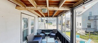 Quaint Cottage with Lobster Pot, Modern Amenities, and Several Beaches Nearby