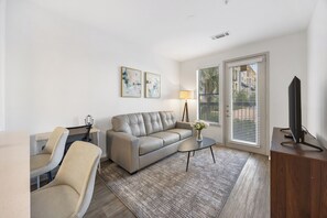 Smart TV - Relaxing Getaway w/ Pool view + Gym (Frisco)