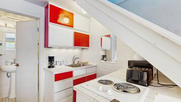 Coffee/tea maker, microwave, oven, stovetop