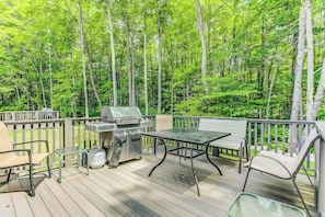 A deck with a grill, seating, and a view of a forest. - Two-level Townhome with Gas Fireplace, Deck, and Grill - Amazing Location (Bartlett)