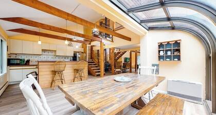 Private & dog-friendly home w/ balcony, deck - in the White Mountains