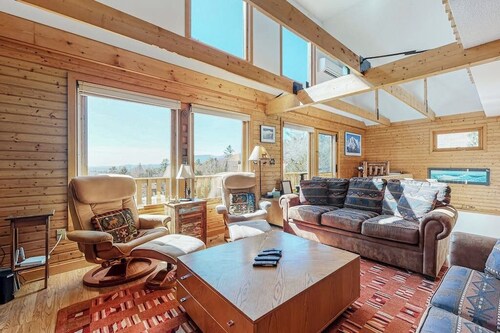 Charming retreat + loft w/deck, gas grill, private washer/dryer, and jetted tub