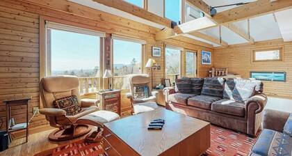 Charming retreat + loft w/deck, gas grill, private washer/dryer, and jetted tub